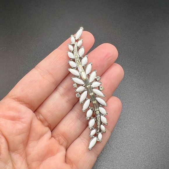 Vintage CROWN TRIFARI Feather Brooch Pin Milk Glass Clear Rhinestone Signed RARE - Picture 9 of 11